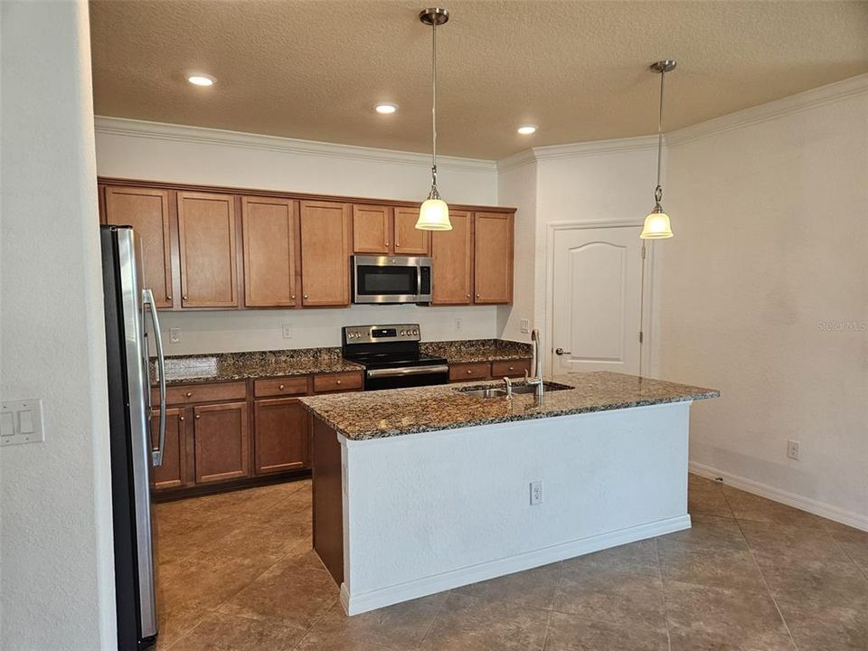 For Rent: $3,100 (4 beds, 3 baths, 2035 Square Feet)