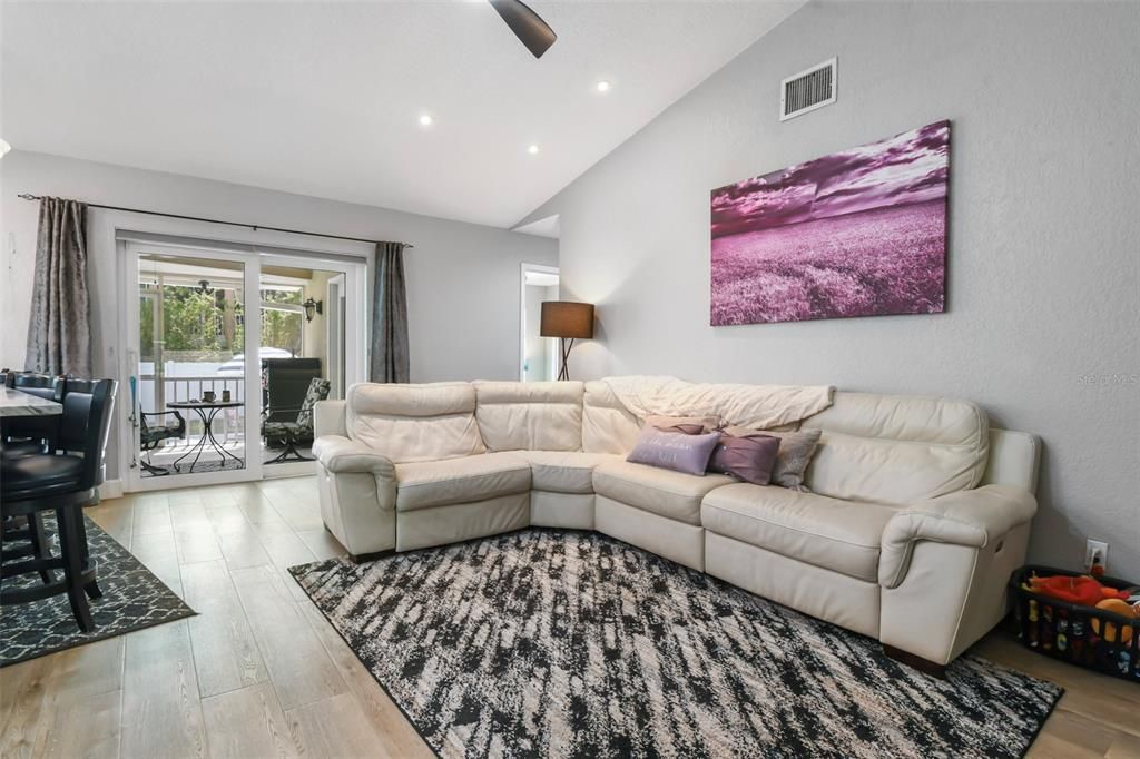 En Venta: $1,099,000 (3 camas, 2 baños, 1940 Pies cuadrados)