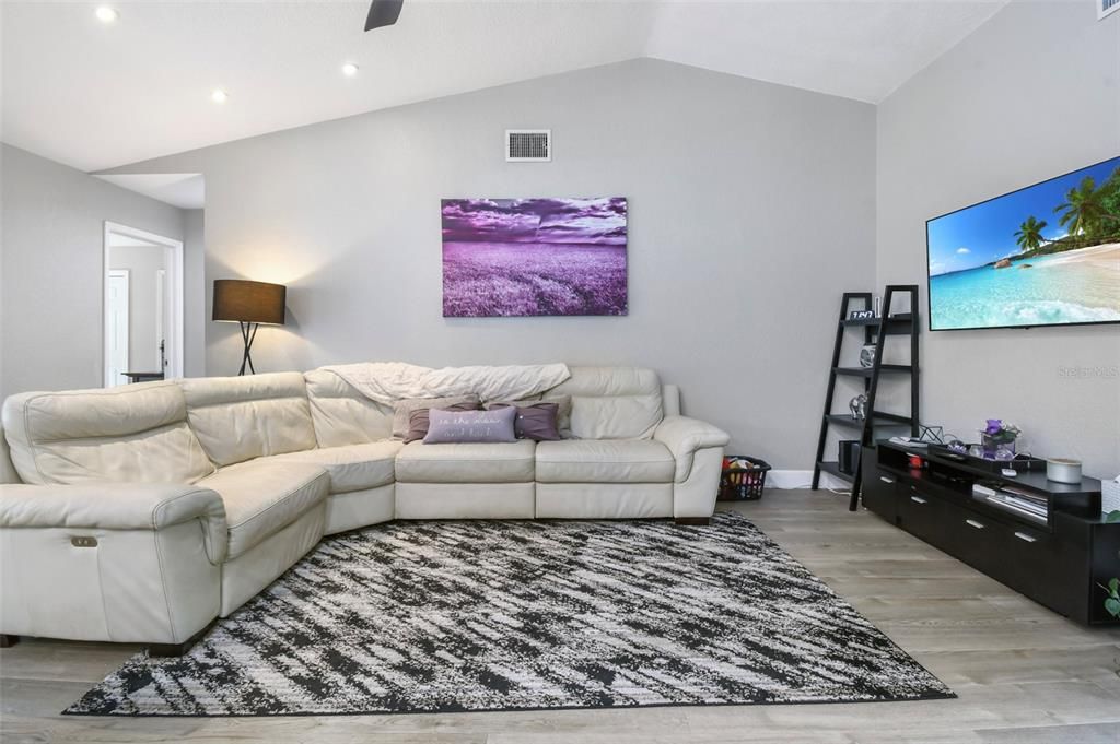 En Venta: $1,099,000 (3 camas, 2 baños, 1940 Pies cuadrados)
