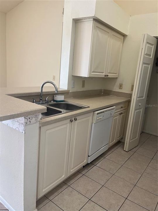 На продажу: $187,000 (2 спален, 2 ванн, 1103 Квадратных фут)