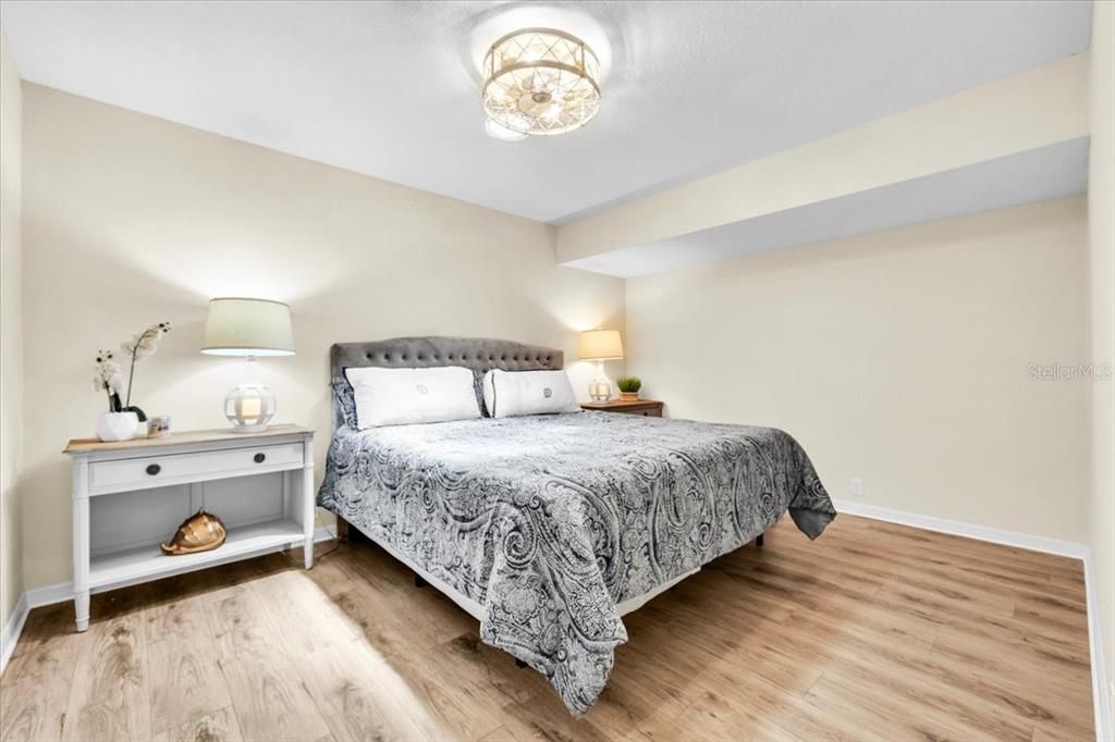 For Sale: $1,850,000 (5 beds, 5 baths, 6597 Square Feet)