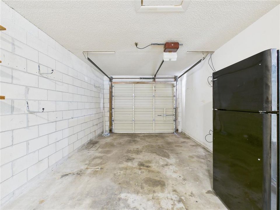 合同活跃: $175,000 (2 贝兹, 1 浴室, 988 平方英尺)