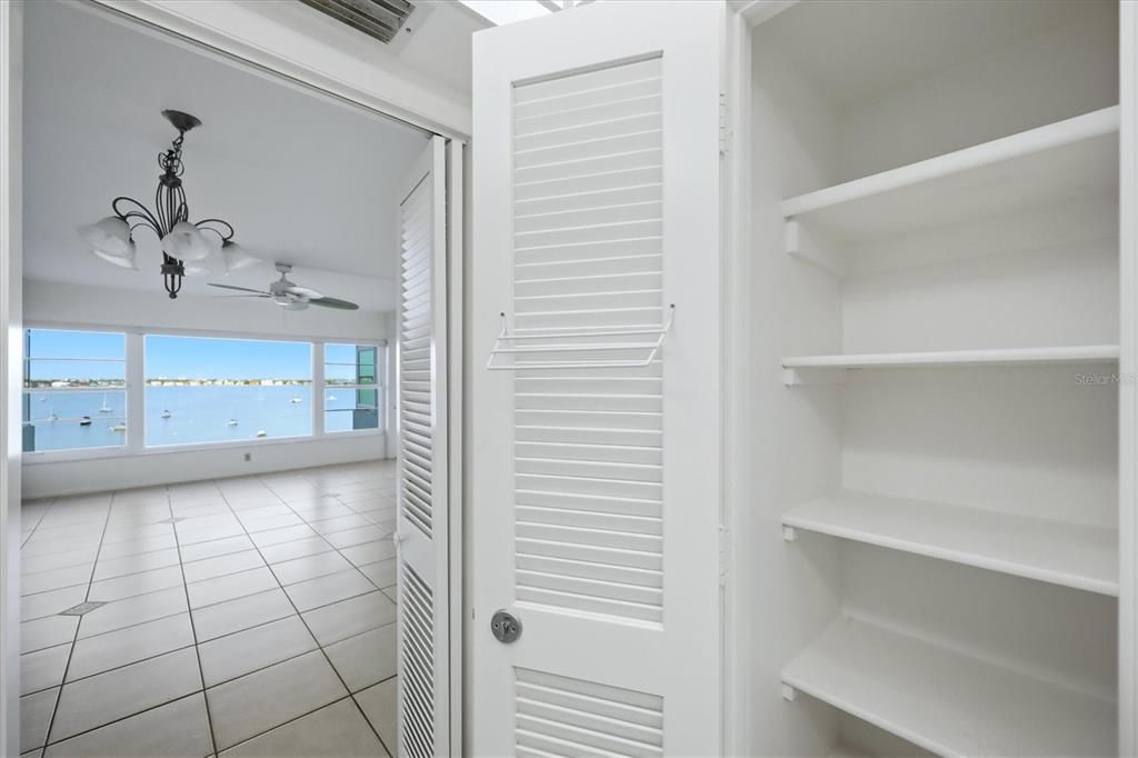 For Rent: $2,300 (1 beds, 1 baths, 718 Square Feet)
