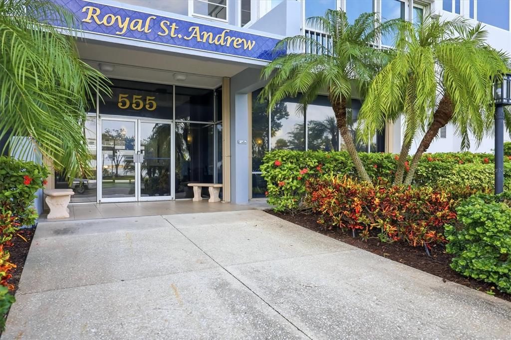 For Rent: $2,300 (1 beds, 1 baths, 718 Square Feet)