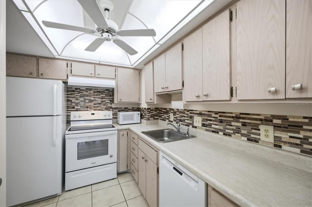 For Rent: $2,300 (1 beds, 1 baths, 718 Square Feet)