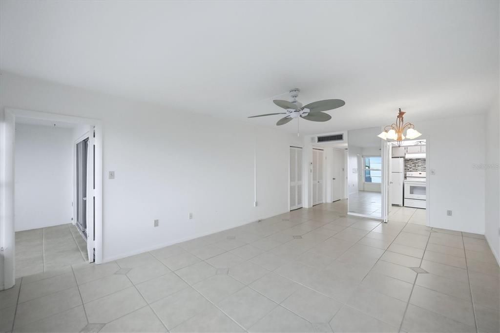 For Rent: $2,300 (1 beds, 1 baths, 718 Square Feet)