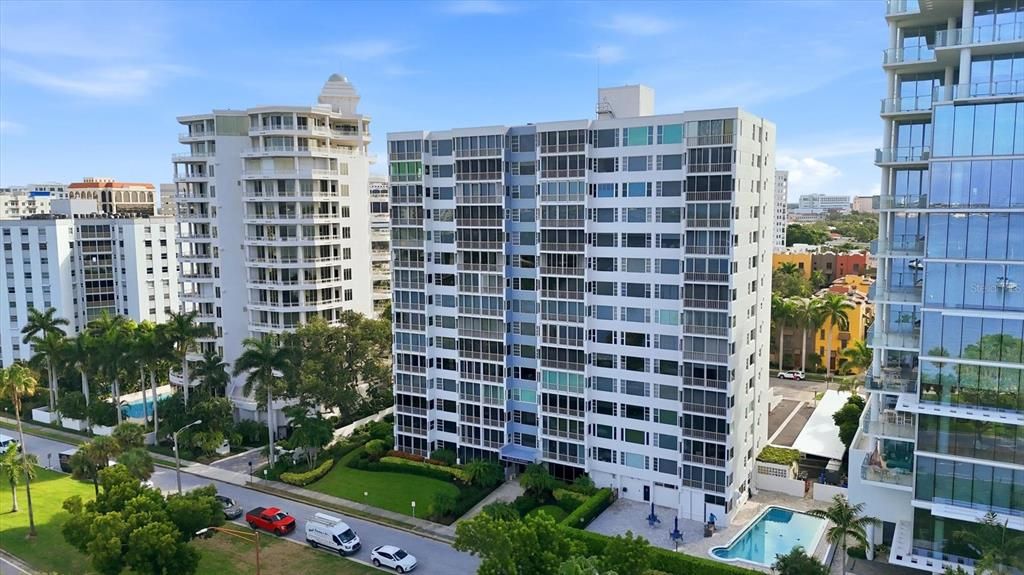 For Rent: $2,300 (1 beds, 1 baths, 718 Square Feet)