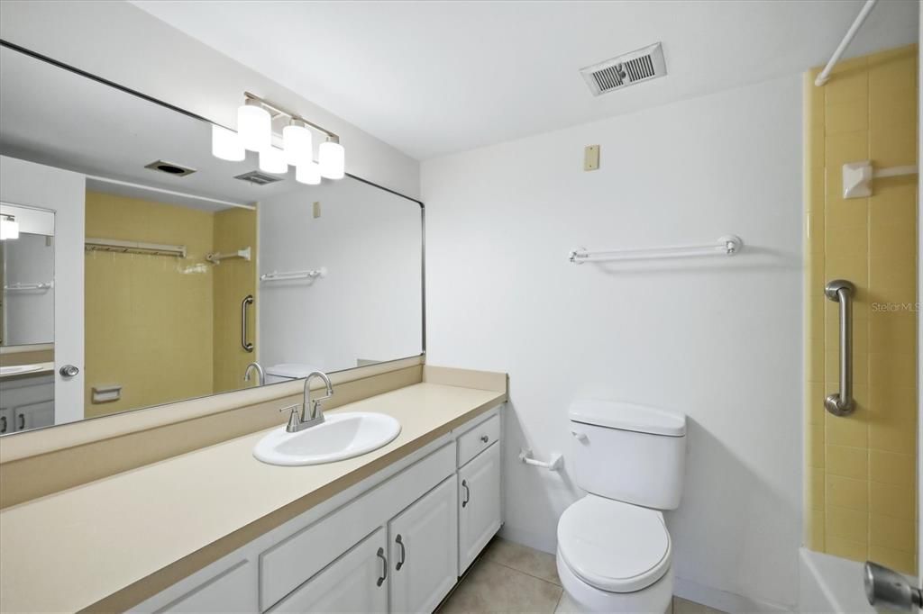 For Rent: $2,300 (1 beds, 1 baths, 718 Square Feet)