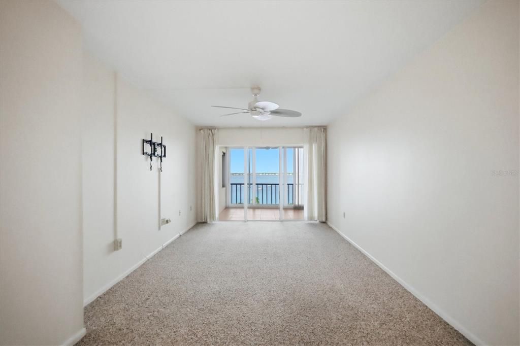 For Rent: $2,300 (1 beds, 1 baths, 718 Square Feet)