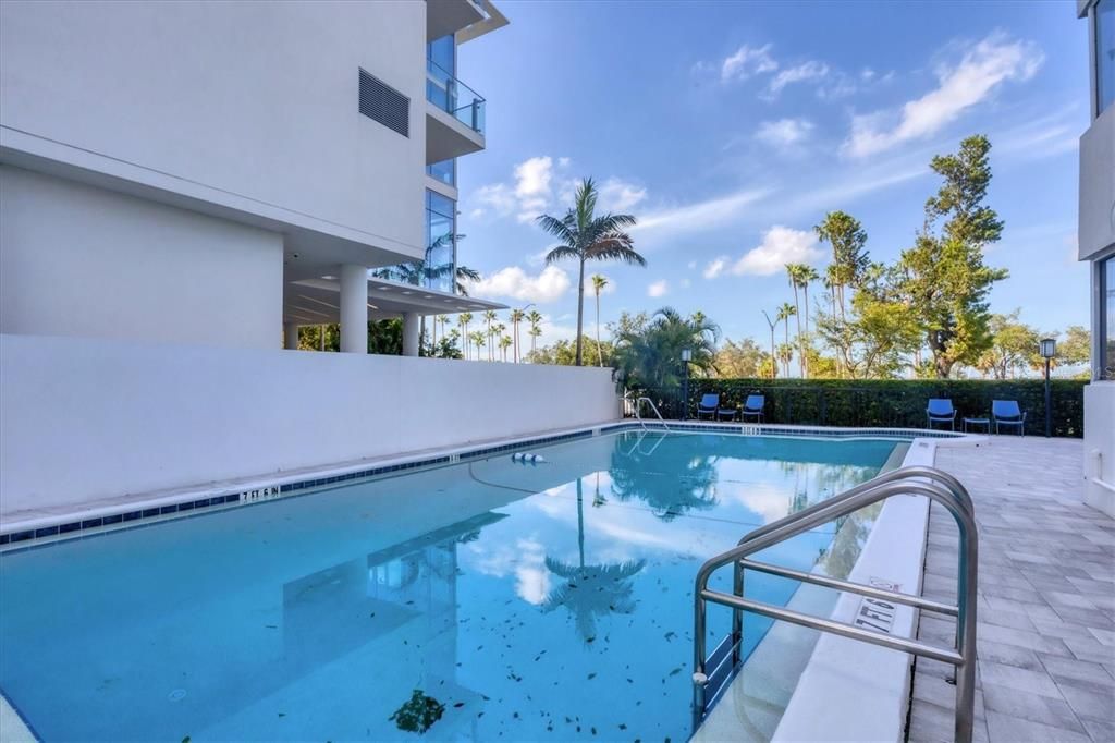 For Rent: $2,300 (1 beds, 1 baths, 718 Square Feet)