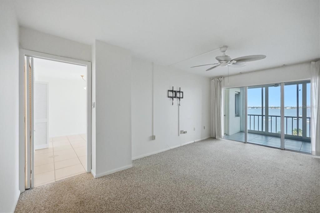 For Rent: $2,300 (1 beds, 1 baths, 718 Square Feet)