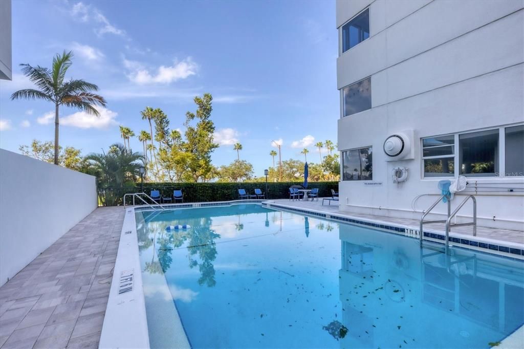 For Rent: $2,300 (1 beds, 1 baths, 718 Square Feet)