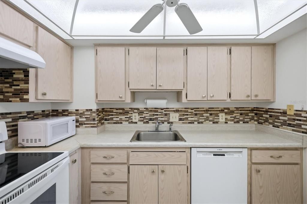 For Rent: $2,300 (1 beds, 1 baths, 718 Square Feet)