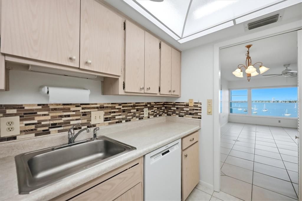 For Rent: $2,300 (1 beds, 1 baths, 718 Square Feet)