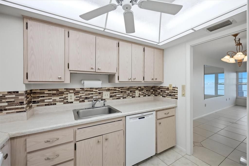 For Rent: $2,300 (1 beds, 1 baths, 718 Square Feet)