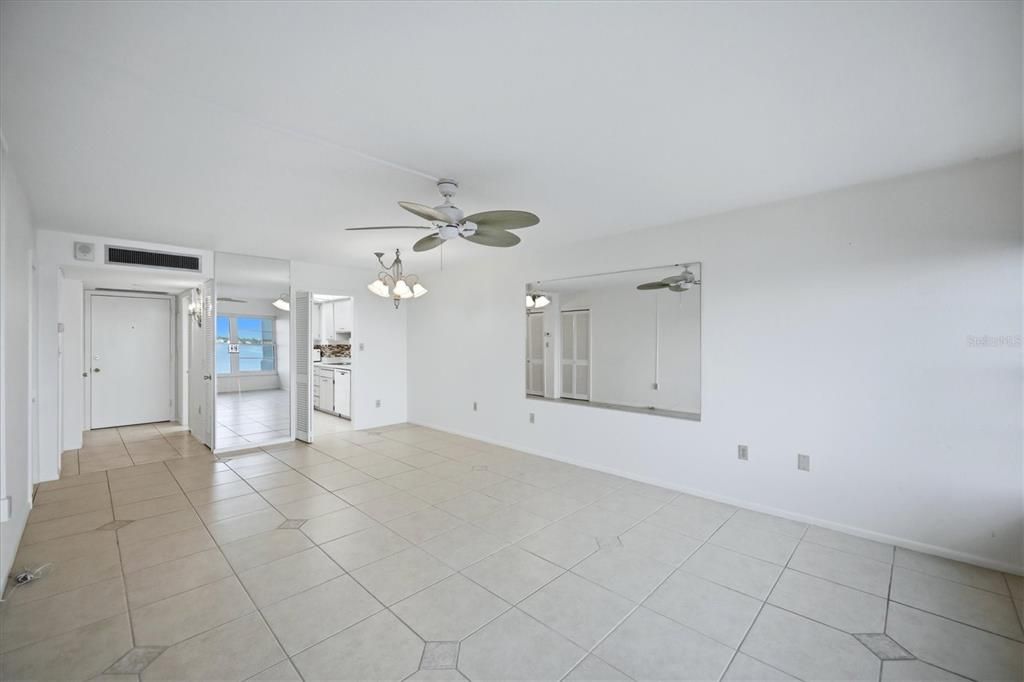 For Rent: $2,300 (1 beds, 1 baths, 718 Square Feet)