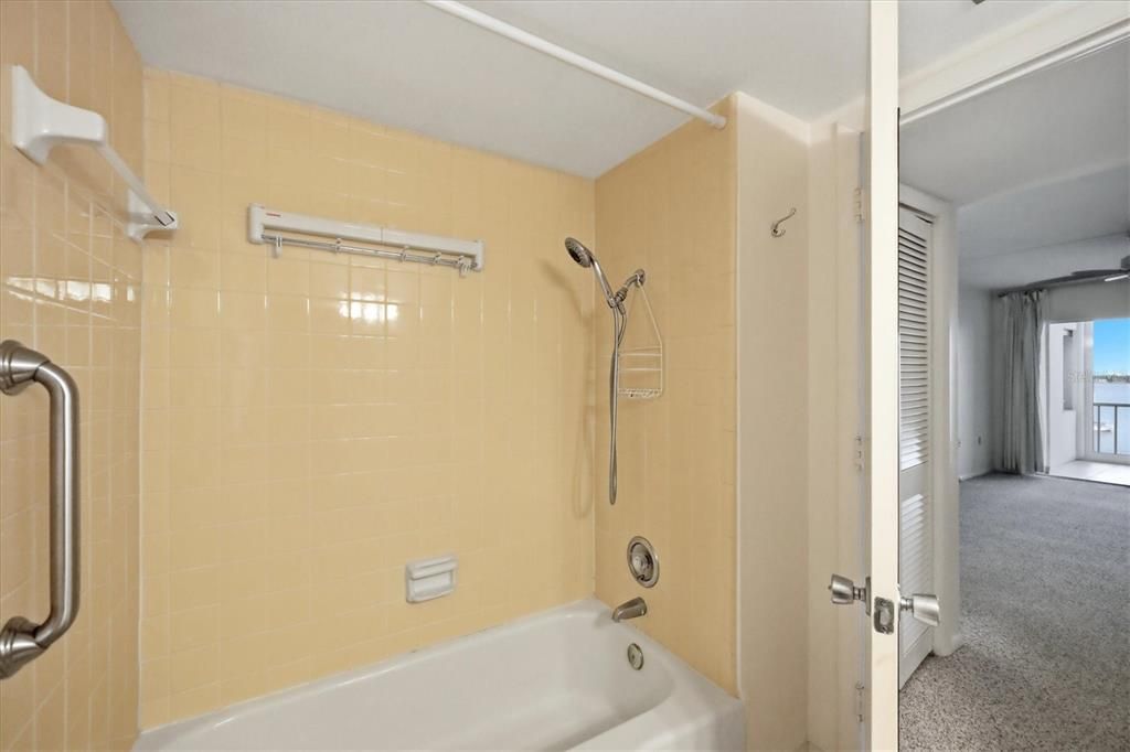 For Rent: $2,300 (1 beds, 1 baths, 718 Square Feet)