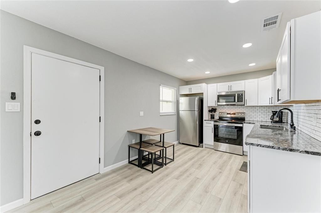 For Sale: $179,000 (2 beds, 2 baths, 812 Square Feet)