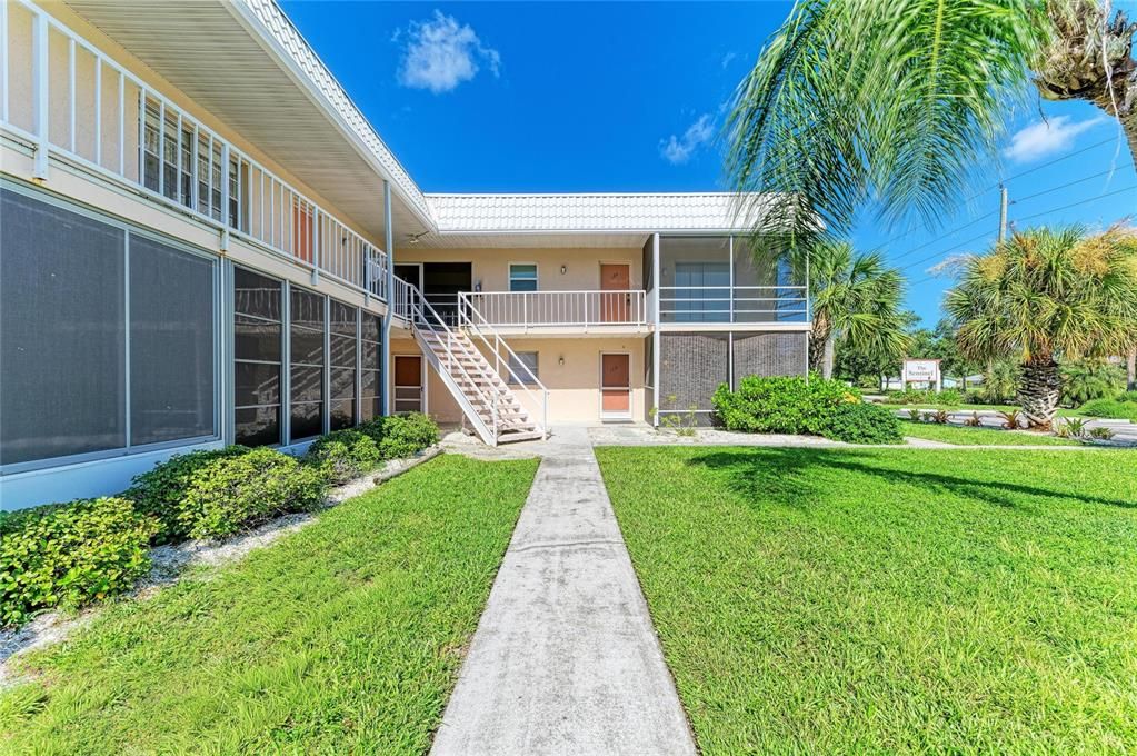 For Sale: $179,000 (2 beds, 2 baths, 812 Square Feet)
