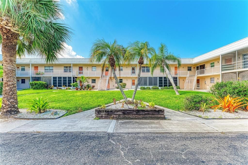 For Sale: $179,000 (2 beds, 2 baths, 812 Square Feet)