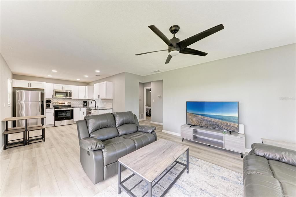 For Sale: $179,000 (2 beds, 2 baths, 812 Square Feet)