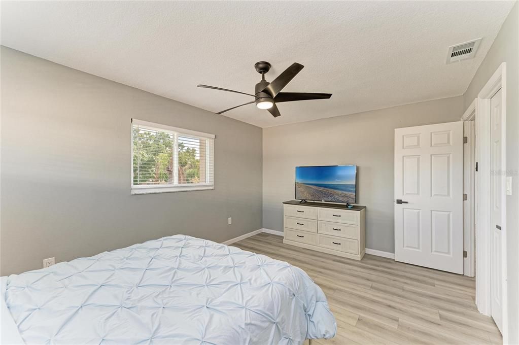 For Sale: $179,000 (2 beds, 2 baths, 812 Square Feet)