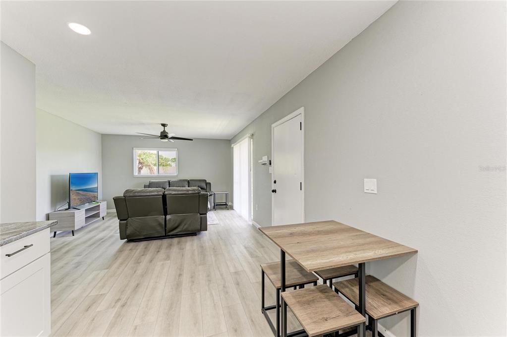 For Sale: $179,000 (2 beds, 2 baths, 812 Square Feet)