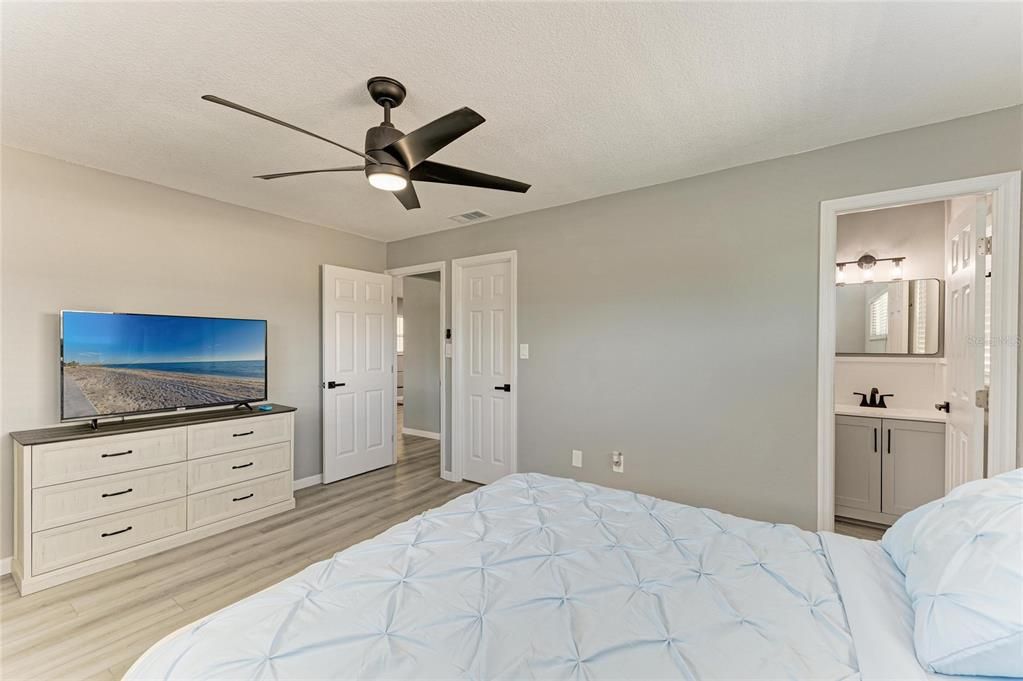 For Sale: $179,000 (2 beds, 2 baths, 812 Square Feet)
