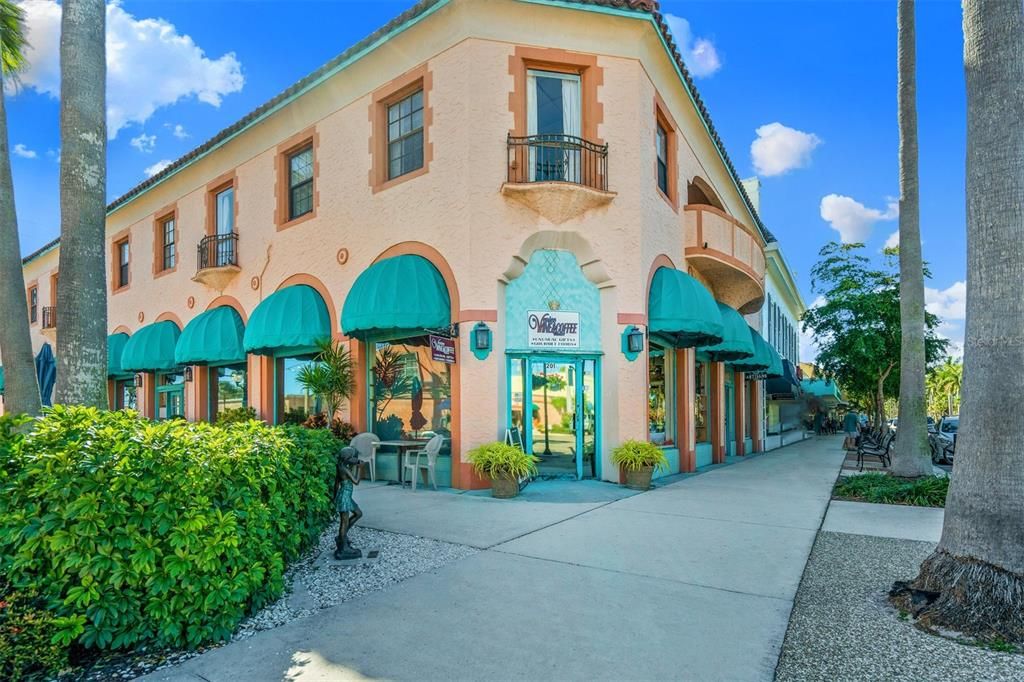 For Sale: $179,000 (2 beds, 2 baths, 812 Square Feet)