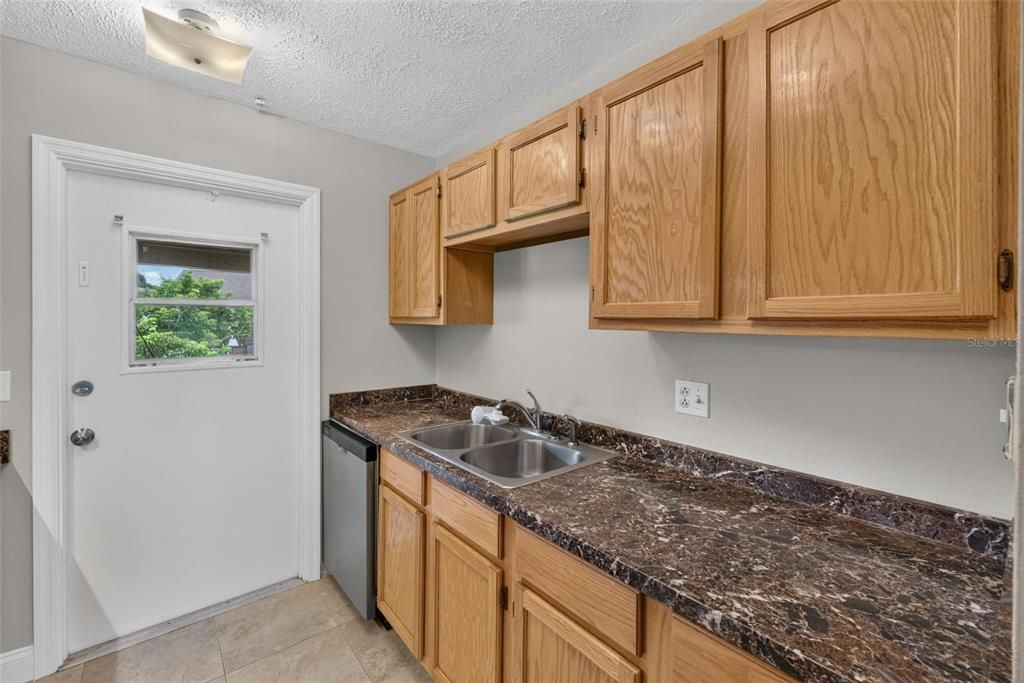 For Rent: $1,600 (2 beds, 2 baths, 994 Square Feet)
