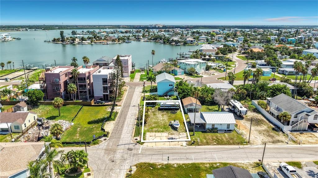 En Venta: $499,000 (0.11 acres)