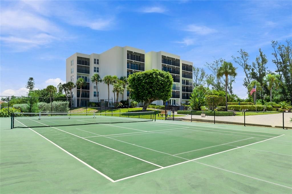 For Sale: $700,000 (2 beds, 2 baths, 1260 Square Feet)
