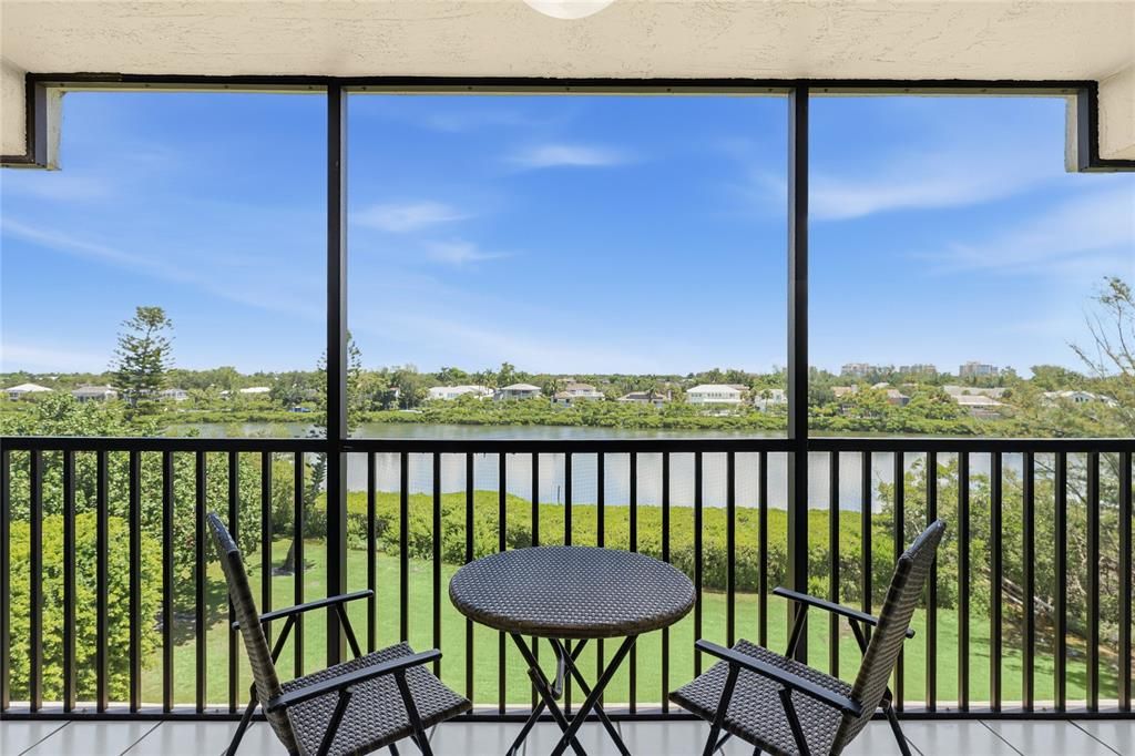For Sale: $700,000 (2 beds, 2 baths, 1260 Square Feet)