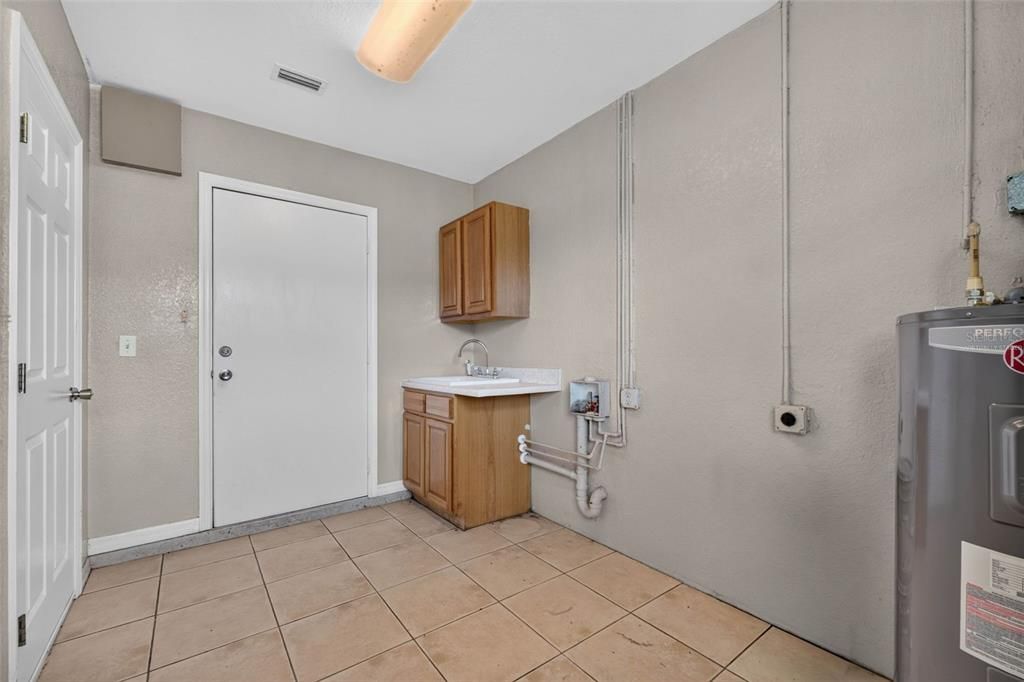 На продажу: $249,990 (3 спален, 2 ванн, 1302 Квадратных фут)