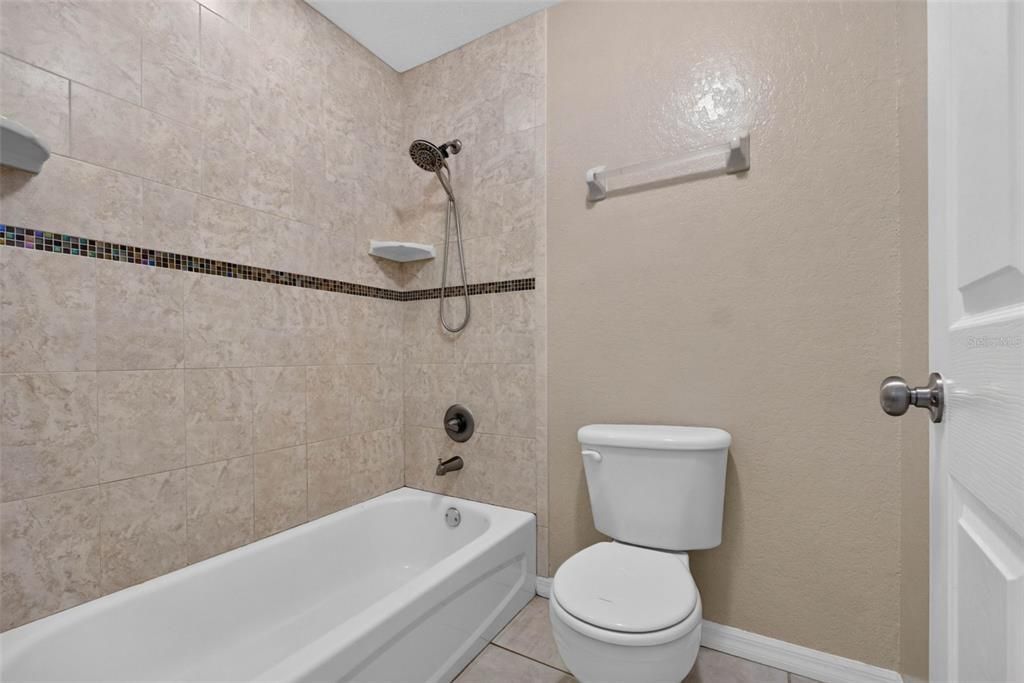На продажу: $249,990 (3 спален, 2 ванн, 1302 Квадратных фут)