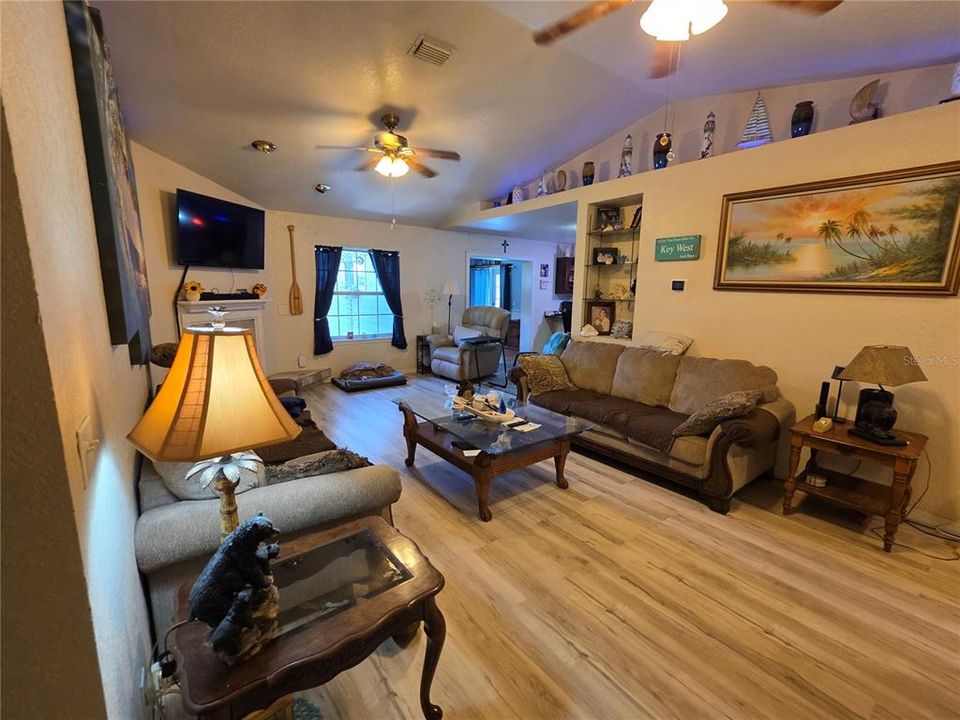 For Sale: $285,000 (3 beds, 2 baths, 1591 Square Feet)