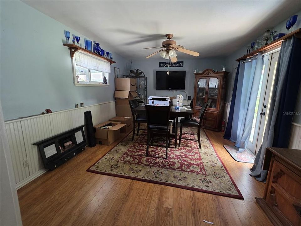 For Sale: $285,000 (3 beds, 2 baths, 1591 Square Feet)