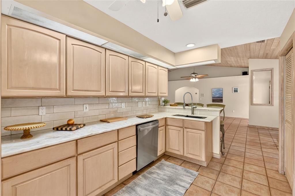 En Venta: $460,000 (4 camas, 2 baños, 2256 Pies cuadrados)