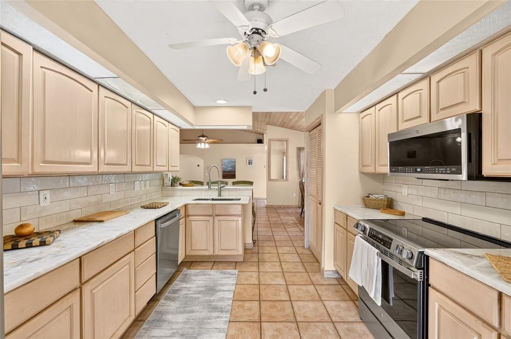 En Venta: $460,000 (4 camas, 2 baños, 2256 Pies cuadrados)