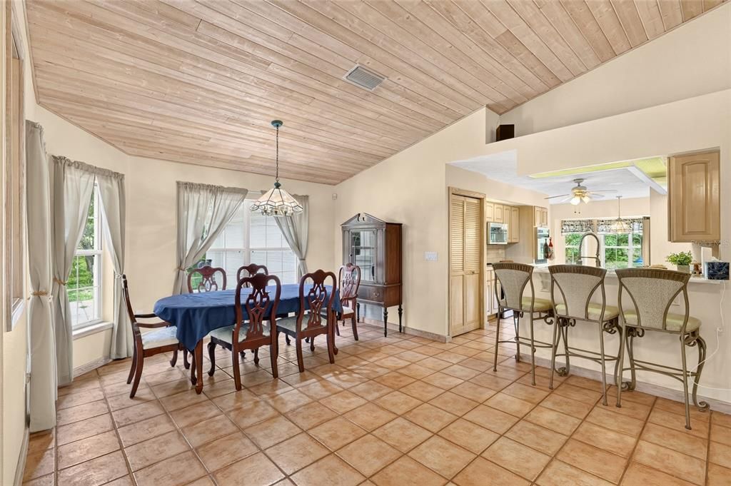 En Venta: $460,000 (4 camas, 2 baños, 2256 Pies cuadrados)