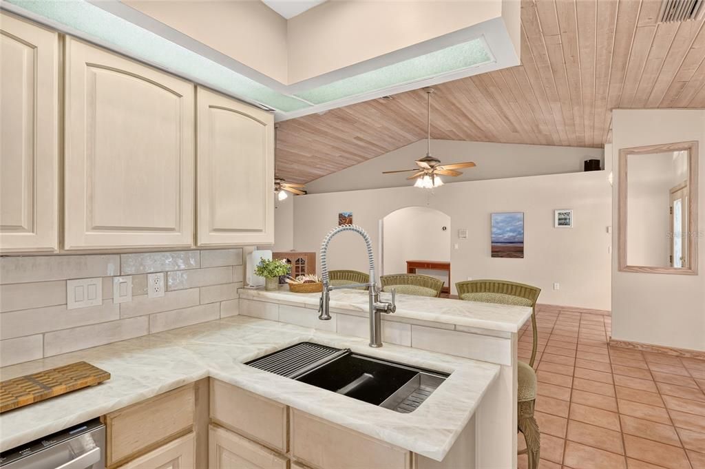 En Venta: $460,000 (4 camas, 2 baños, 2256 Pies cuadrados)