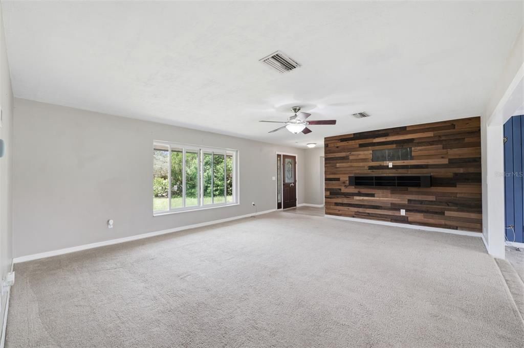 For Sale: $299,900 (4 beds, 2 baths, 1823 Square Feet)