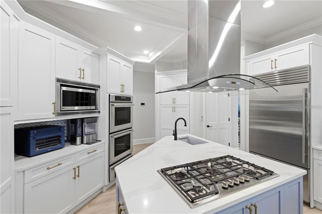 For Sale: $8,190,000 (5 beds, 4 baths, 5095 Square Feet)