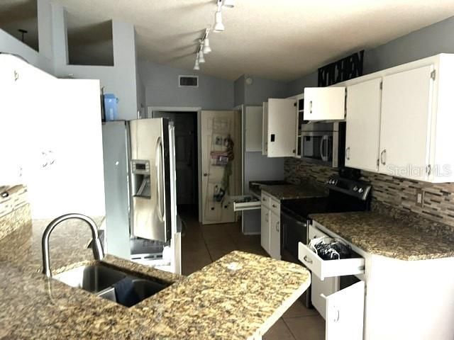En Venta: $245,000 (3 camas, 2 baños, 1954 Pies cuadrados)