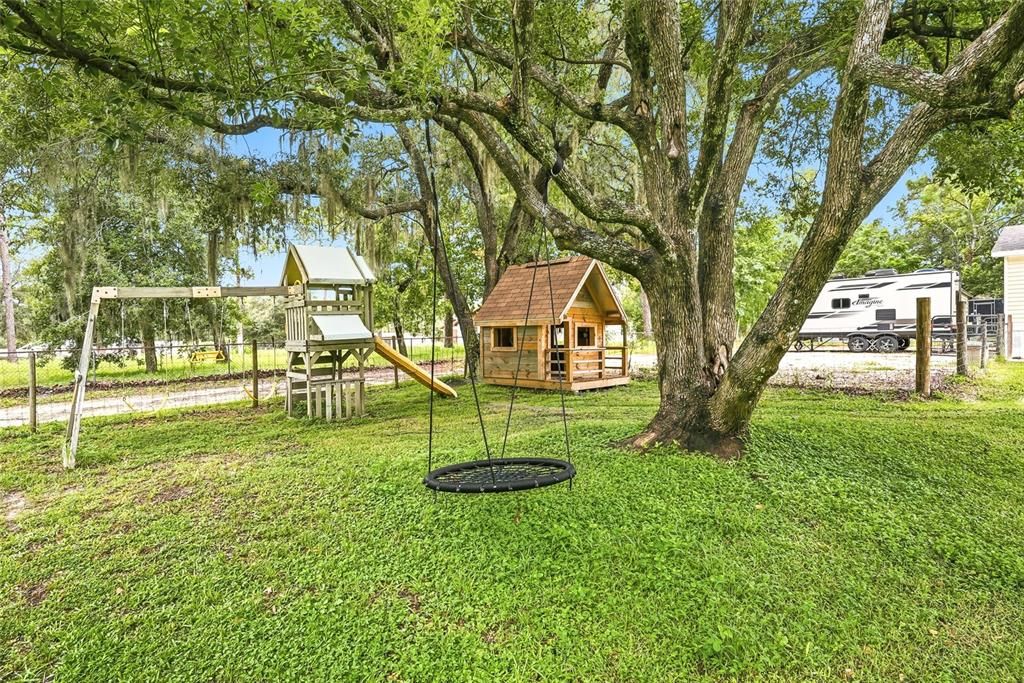 For Sale: $279,900 (4 beds, 2 baths, 2060 Square Feet)