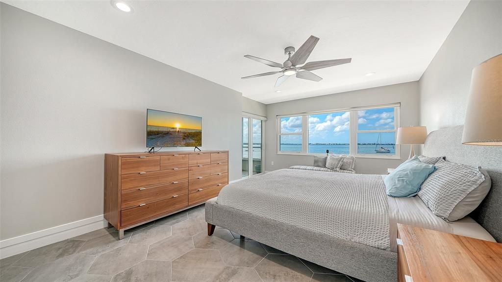 For Sale: $995,000 (2 beds, 2 baths, 1202 Square Feet)