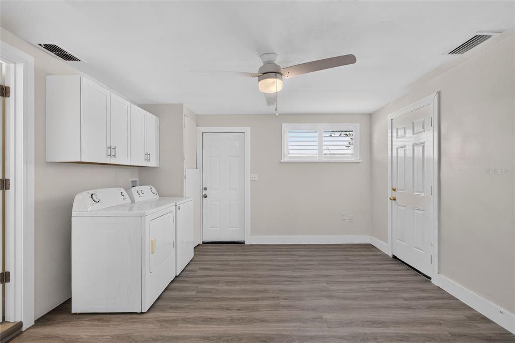 For Sale: $325,000 (2 beds, 2 baths, 1206 Square Feet)