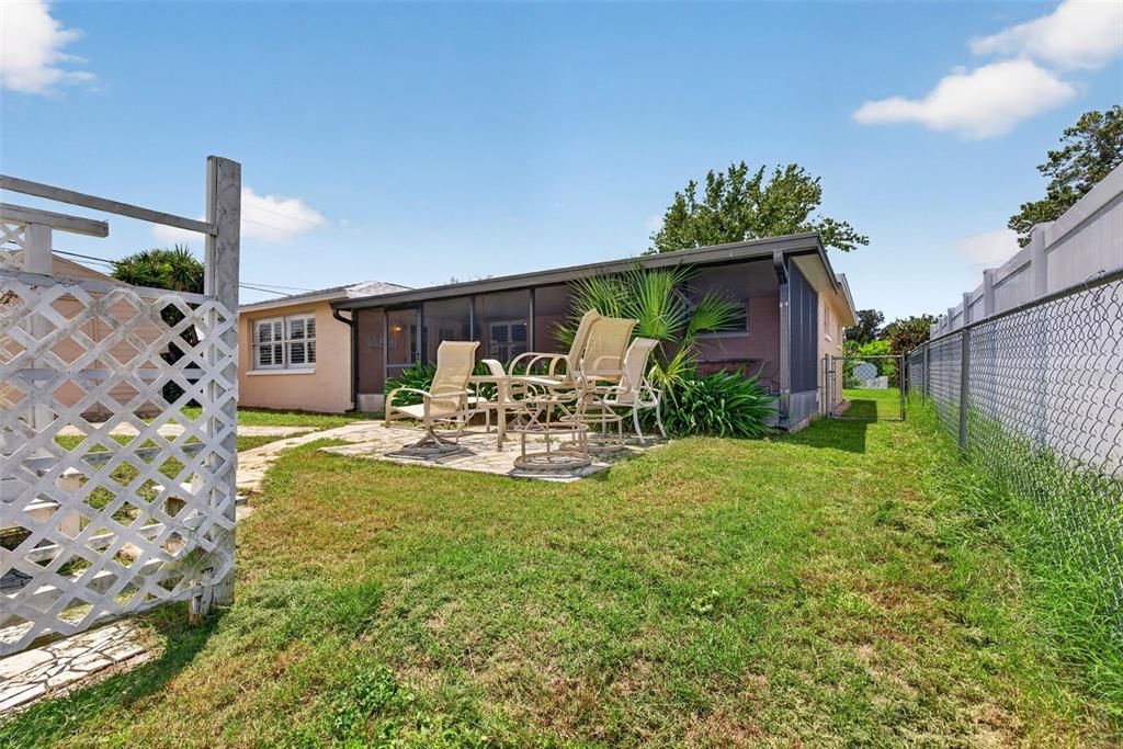 For Sale: $325,000 (2 beds, 2 baths, 1206 Square Feet)
