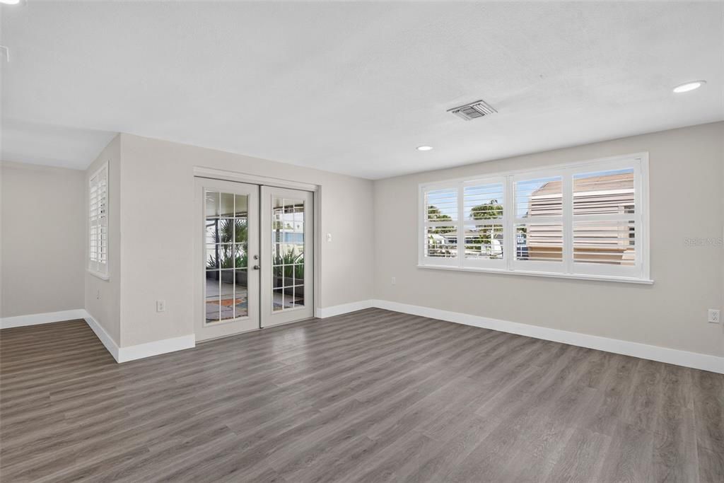 For Sale: $325,000 (2 beds, 2 baths, 1206 Square Feet)