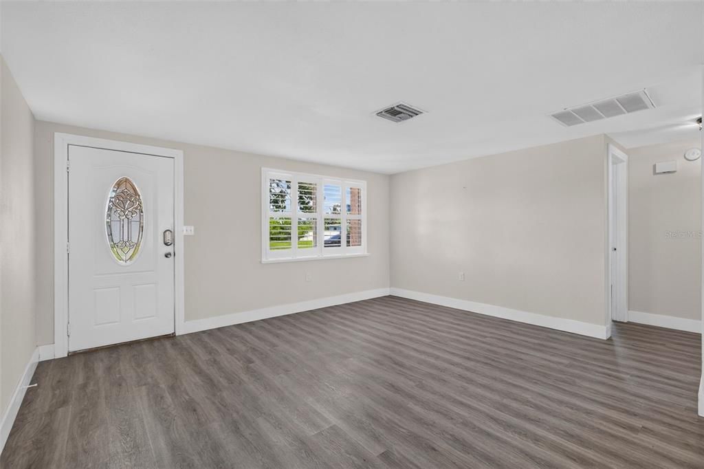 For Sale: $325,000 (2 beds, 2 baths, 1206 Square Feet)